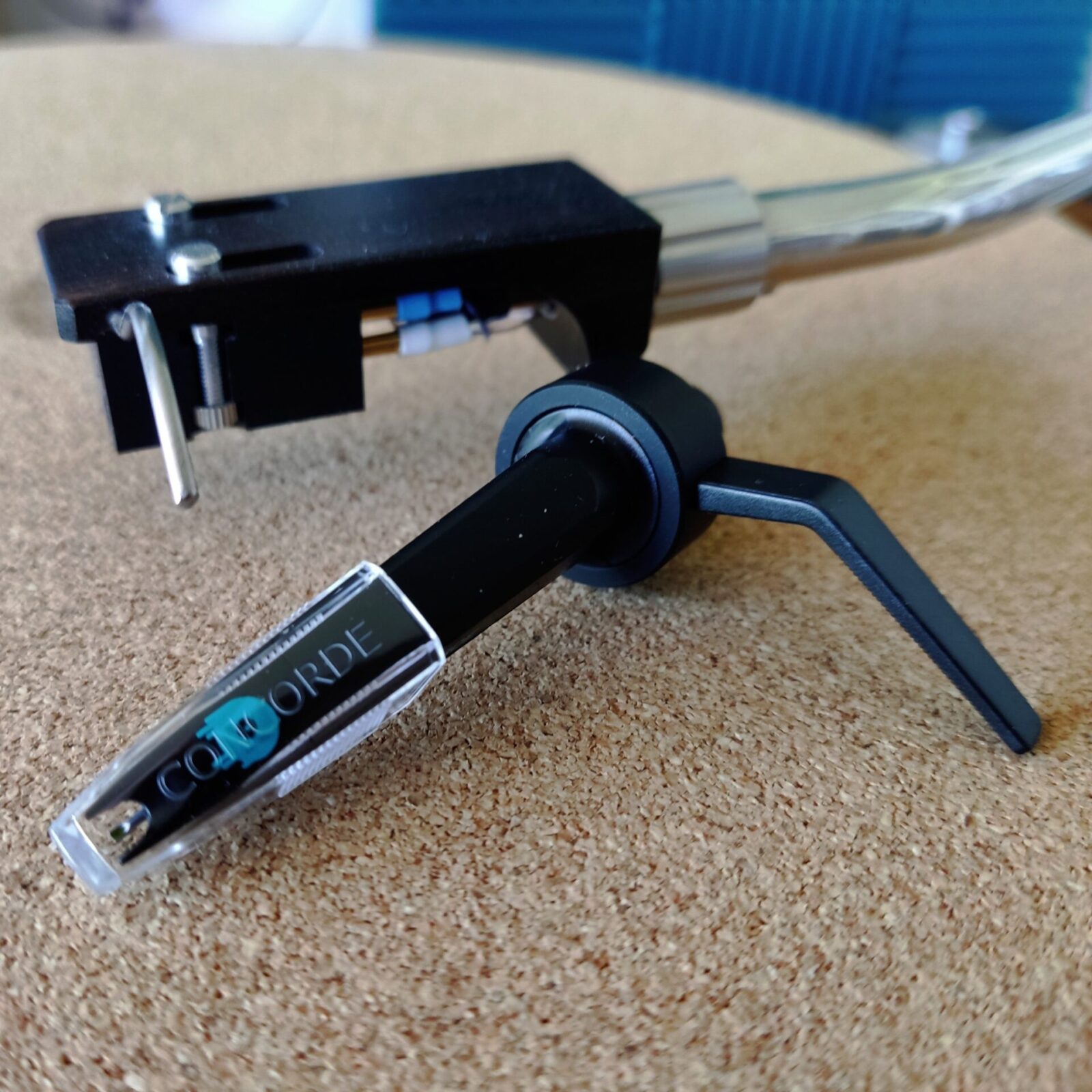Picture of the Ortofon Concorde MkII Mix Thomann70 Edition placed on the kork matt of my turntable. In the background the Denon DL103 stylus can be seen while it was still attached to the Thomas Schick 12" tonearm.